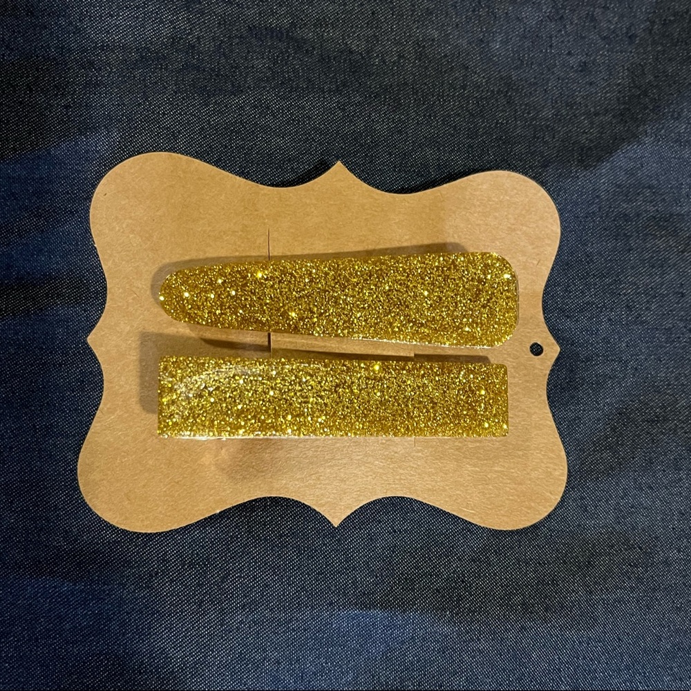 Resin clip set in gold glitter with alligator clip backs
